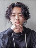 スーツ短髪ツーブロック束感モテる黒髪シークレットパーマ流行