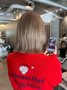 透明感グレージュ×切りっぱなしボブ