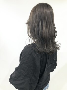 ネイヴィル(navile) オリーブベージュ×外ハネセミロング◎