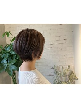 伸びてきても扱いやすいスタイルに。再現性が高く、伸びてきてもまとまるカット技術が大好評♪