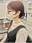 ○耳かけタイトな丸みボブ暖色艶カラー