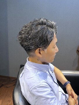 ビーダンディー(Bee dandy) ビジネスツーブロック デザインパーマ かき上げアップバング