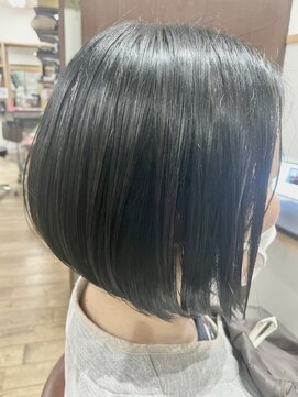 クネア(kunea) 前下がり/大人ショートボブ/暗髪/切りっぱなし