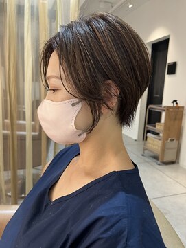 アフロートpd+ KOBE(AFLOATpd+) 40代50代大人キレイ前下がりショート×ハイライト白髪ぼかし
