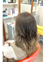 ヴィサージ(Visage)&nbsp;韓国風レイヤーカット　グラデーションカラー