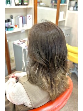 ヴィサージ(Visage) 韓国風レイヤーカット　グラデーションカラー