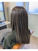 外国人風じゃない大人可愛いハイライトアッシュグレージュ