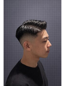 ワンワンオー バーバーショップ 長浜店(@110 BARBER SHOP) サイドパート×スキンフェードで魅せる、デキる男の戦闘服