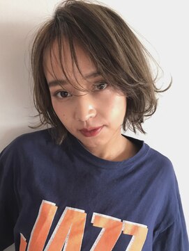 ヴェイン(VEIN) イルミナカラー   フォギーベージュ　ウェーブパーマ　耳かけ