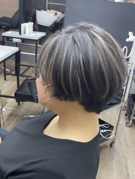 ヴィフ 大船(VIF) 白髪ぼかし/ハイライトカラー/白髪染め/ショートボブ/大船駅/