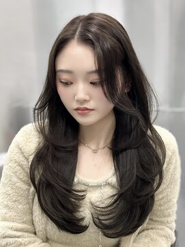 ロムーク 表参道(LOMKH) 夏の小顔ロングレイヤーカット顔周りシールエクステブルーカラー