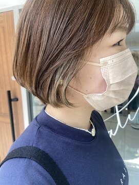 インビテーション(invitation) ショートボブ・インナーカラー・イヤリングカラー・ベージュ