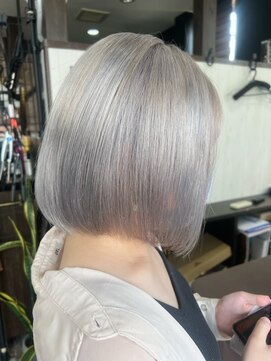 ヘアー リードレス(hair Re:dress) 10代20代シルバーアッシュ外国人風カラー前下がりショート