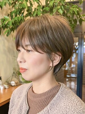 大人世代にも似合うショートヘアをご提案。頭の形に合わせたカットで、どこから見ても美しいシルエットに♪