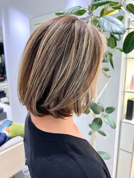 ステア ケース(stair case) 脱白髪染め デザインで根元に集中する視線そらし 40代50代60代