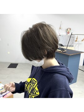 チーク(CHiiK) グレージュ×ショート