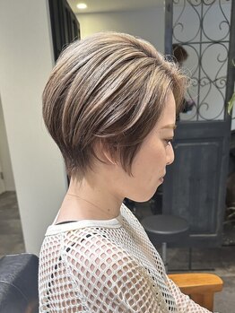 小顔効果抜群のショート、ショートボブスタイルで、大人可愛いを演出。話題のくびれヘアにも注目！