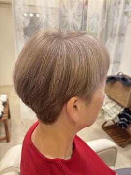 白髪を生かしたショートカット