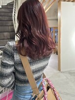 カミエ(kamie)&nbsp;深みのあるレッドロング×上質な艶感で魅せる大人っぽさ