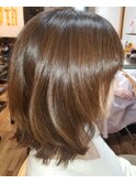 クセ毛を活かして!動きのあるミディアムボブ