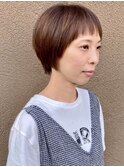 透明感あるベージュカラーなマッシュショート/ぱっつん前髪