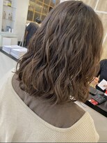 アメリ バイ アピッシュ(Amelie by apish)&nbsp;ロブの少ししっかり目コテ巻き風パーマ　少ししっかり目