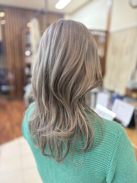 トータルビューティーサロン トップスタイル ホワイトブロンドベージュ