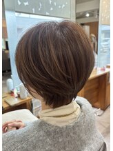 信頼できる技術と「後ろ姿」の美学。プロフェッショナルなスタッフが作る洗練ショート＆ボブ