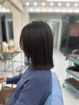 エミン(emyn) ブリーチなし◎グレージュ×切りっぱなしボブ