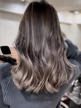 サイン 表参道(SIGN) エアータッチバレイヤージュ白髪ぼかし／ケアブリーチハイライト