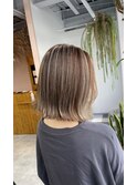 大人かわいいハイライトインナーカラー切りっぱなしショートボブ