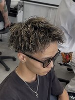 ウノ(U.No.)&nbsp;メッシュ/ツイストスパイラルパーマ/スキンフェード