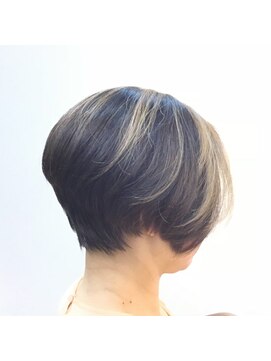 トゥルバグース(Ter Bagus) ブリーチハイライトグレージュ前下がりショートボブ
