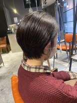 エミュー(emue) 20代30代大人可愛い★小顔ショートカット前下がり耳かけベージュ