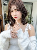 インビテーション(invitation)&nbsp;大人かわいいレイヤーロングニュアンスカラーくびれヘア薄め前髪