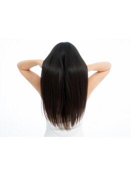 経験豊富なスタイリストが髪の状態を見極めながら施術。自然なストレートヘアを叶えます。