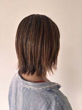 デフィ アオヤマ(defi AOYAMA) 白髪ぼかしハイライトで作る外ハネボブ