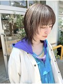 ダークブラウンのミディアムウルフスタイル