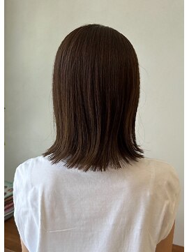 クベル(Kuvel) 外はねボブ+透明感と艶のシルバーアッシュ