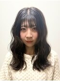 ミディアムヘア/波巻き/暗髪カラー
