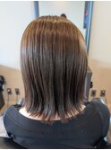 柔らかいオリーブベージュの外ハネボブ