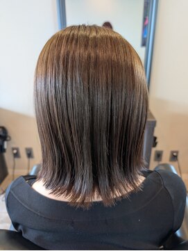 メゾン アヴァロ(Maison Avallo) 柔らかいオリーブベージュの外ハネボブ