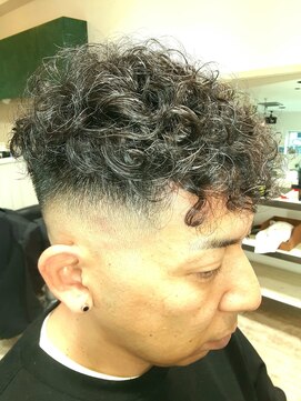 スキンフェードのパーマスタイル