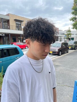 エディ(Edy) スペインカールスキンフェード外国人風メンズパーマ眉毛カット