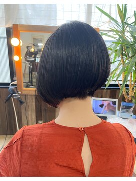 ビハインドザカーテン(BEHIND THE CURTAIN) 前下がりボブ