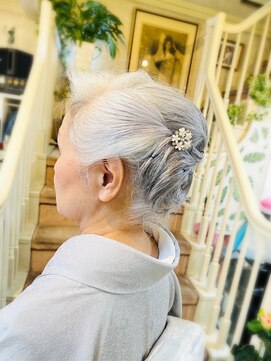 美容室 ティンカーベル 夜会巻き