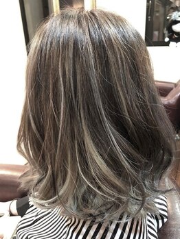 スパアンドヘアユー(SPA&HAIR u)の写真/しっかり染めも白髪ぼかしもお任せ！明るい髪色もハイライトカラーでの白髪ぼかしも、なりたい髪色になれる