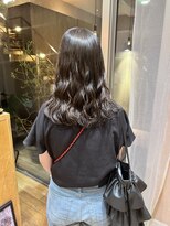 ジェノ(JENO by apish)&nbsp;黒髪/グレーベージュ/レイヤーロング前髪パーマアッシュブラック