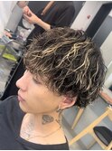 渋谷緩め波巻きスパイラルパーマメンズハイライトカラー茶髪
