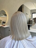 アルム(ALLe'ME) ホワイトグレージュ×切りっぱなしボブ